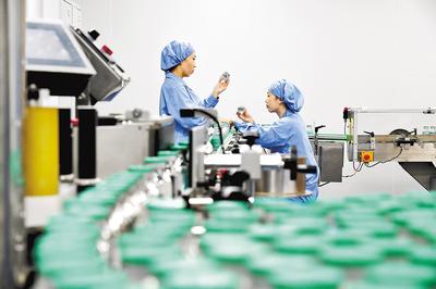 通過加大創(chuàng)新藥物研發(fā)力度，石藥集團(tuán)實(shí)現(xiàn)了傳統(tǒng)工業(yè)企業(yè)向創(chuàng)新型企業(yè)轉(zhuǎn)型。（本報資料片）