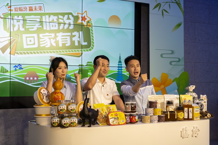 6月3日下午，在臨汾原產(chǎn)地商品體驗(yàn)店，曲沃縣副縣長樊奇選對當(dāng)?shù)氐霓r(nóng)特產(chǎn)品、旅游景點(diǎn)進(jìn)行了推介代言。鄭遠(yuǎn)飛攝