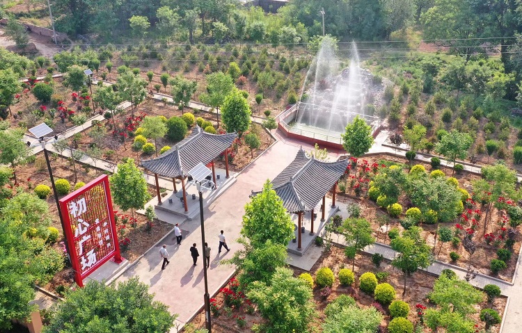 初夏時節(jié)，襄汾縣鄧莊鎮(zhèn)澗溝村初心廣場內(nèi)一派迷人的鄉(xiāng)村振興新圖景。李現(xiàn)俊攝