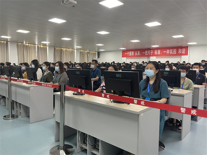 閱卷現(xiàn)場。公雪 攝