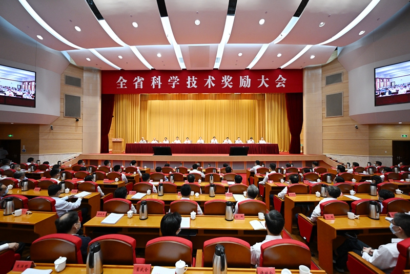 圖為江蘇省科學(xué)技術(shù)獎(jiǎng)勵(lì)大會(huì)現(xiàn)場。吳勝攝