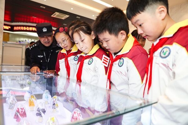 學生代表參觀禁毒展。鹽城公安供圖