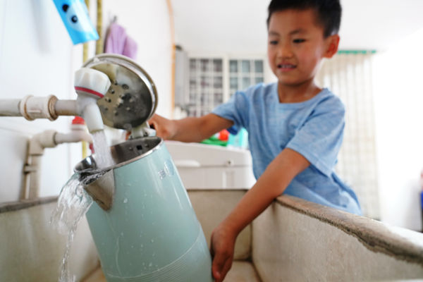 在峰峰礦區(qū)彭城鎮(zhèn)羊角鋪村村民家中，清澈甘甜的飲用水從水管中流出。峰峰礦區(qū)區(qū)委宣傳部供圖