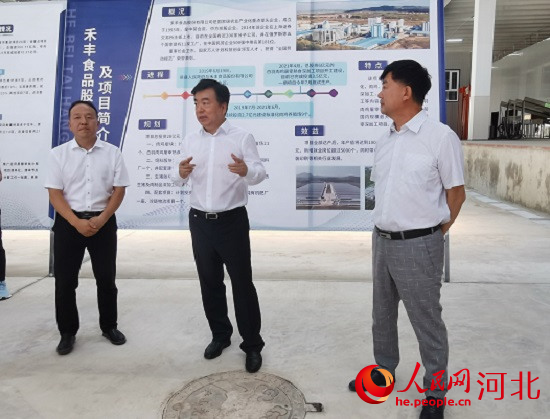 黨曉龍在禾豐項目現(xiàn)場鼓勵大家以商招商。 人民網(wǎng) 張繼航攝