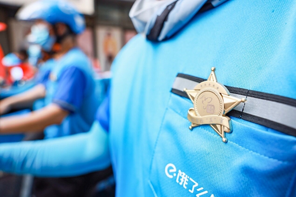 外賣員佩戴城市檢“茬”官徽章。盛義攝