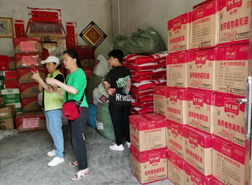 湖南省永州市江華瑤族自治縣越野e族江華中隊(duì)17輛越野車，滿載著永州市星望混凝土有限公司捐贈(zèng)的7萬元物資送達(dá)江華瑤族自治縣蔚竹口鄉(xiāng)磨刀村。受訪單位供圖