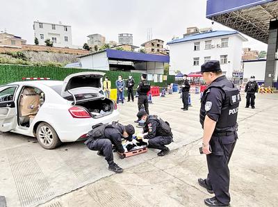 圖為民警對重點車輛是否攜帶毒品進行檢查。省禁毒委供圖