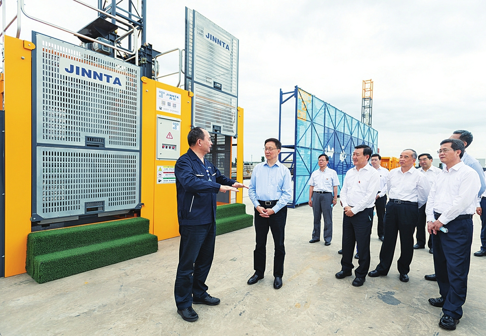 六月二十八日，中共中央政治局常委、國務(wù)院副總理韓正到山西太原調(diào)研，主持召開煤炭清潔高效利用專題座談會并講話。這是韓正走進(jìn)山西建筑產(chǎn)業(yè)現(xiàn)代化瀟河園區(qū)，察看綠色智能建筑裝備制造基地建設(shè)情況。新華社記者翟健嵐攝