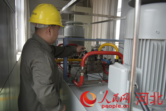 黃壁莊水庫事務中心工作人員在檢查溢洪道表口工作閘門啟臂機。人民網(wǎng)祝龍超攝