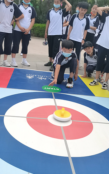 河北省威縣第四小學(xué)學(xué)生練習(xí)陸地冰壺動(dòng)作。 趙國(guó)華攝