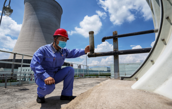 河北涿州京源熱電有限責任公司技術(shù)人員正在對設(shè)備進行檢驗排查。劉楊攝