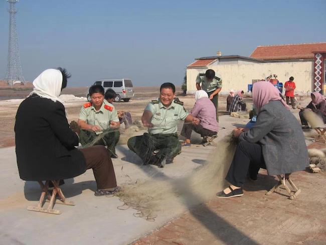 宋萬民幫助漁民修補(bǔ)漁網(wǎng)。 濱州市公安局海岸警察支隊岔尖派出所供圖