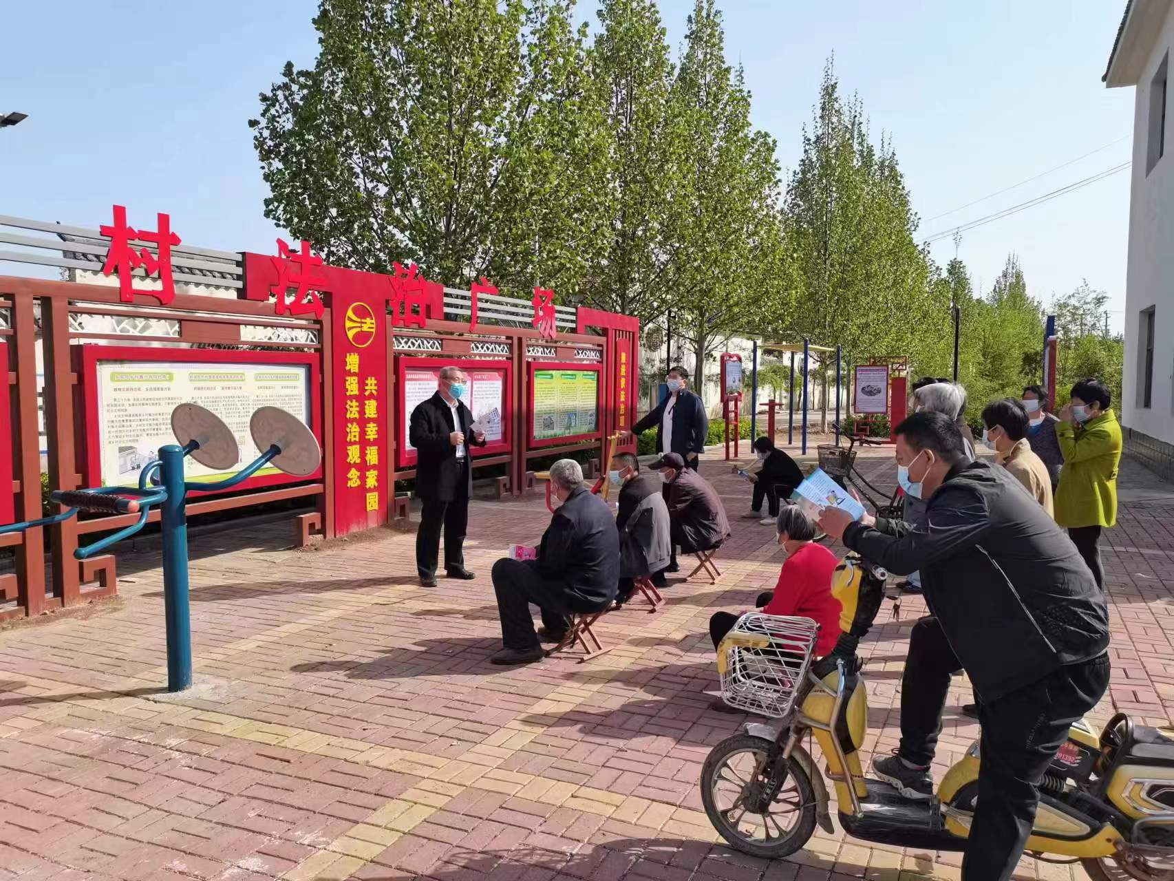 邢臺(tái)市臨西縣司法局工作人員走近群眾進(jìn)行普法宣傳。 孟凡儒攝