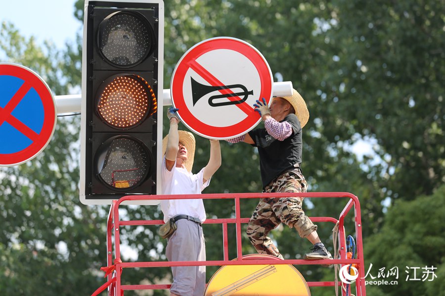 南京路政人員搶修交通指示牌。人民網(wǎng) 冷金明攝