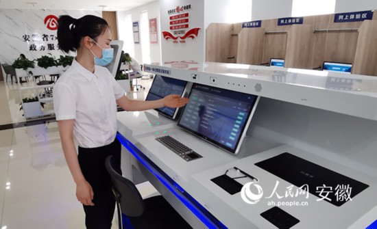 工作人員介紹自助系統(tǒng)的功能和使用方法。人民網(wǎng) 胡雨松攝