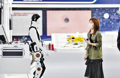 近日，第六屆世界智能大會在天津開幕，圖為參會嘉賓參觀天津制造業(yè)立市展。 新華社記者 趙子碩攝