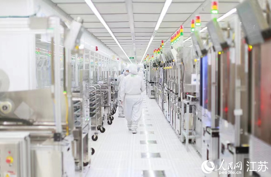 在希捷國(guó)際科技（無(wú)錫）有限公司生產(chǎn)車(chē)間，技術(shù)人員正在巡查作業(yè)。新吳區(qū)委宣傳部供圖