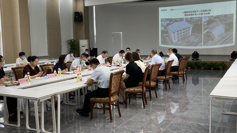 河東區(qū)委書記范少軍一行深入老電建公司辦公園區(qū)就盤活園區(qū)工作進行部署研究。河東區(qū)供圖
