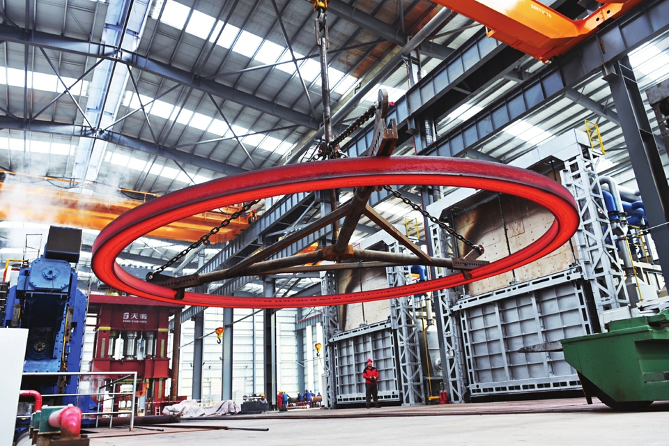 定襄縣作為太忻一體化經(jīng)濟區(qū)建設(shè)的12個先行啟動區(qū)之一，借助發(fā)展機遇，全力延長產(chǎn)業(yè)鏈條、補齊產(chǎn)業(yè)短板、培育優(yōu)質(zhì)市場主體、拓寬應(yīng)用領(lǐng)域，進軍高精尖應(yīng)用行業(yè)。 記者孫榮祥攝