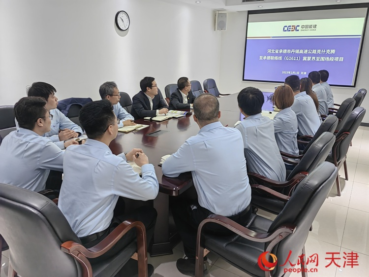 近日，中能建路橋工程有限公司領(lǐng)導(dǎo)班子成員與員工開(kāi)會(huì)討論，如何根據(jù)今年的項(xiàng)目招聘合適的優(yōu)秀人才。  人民網(wǎng) 孫翼飛攝