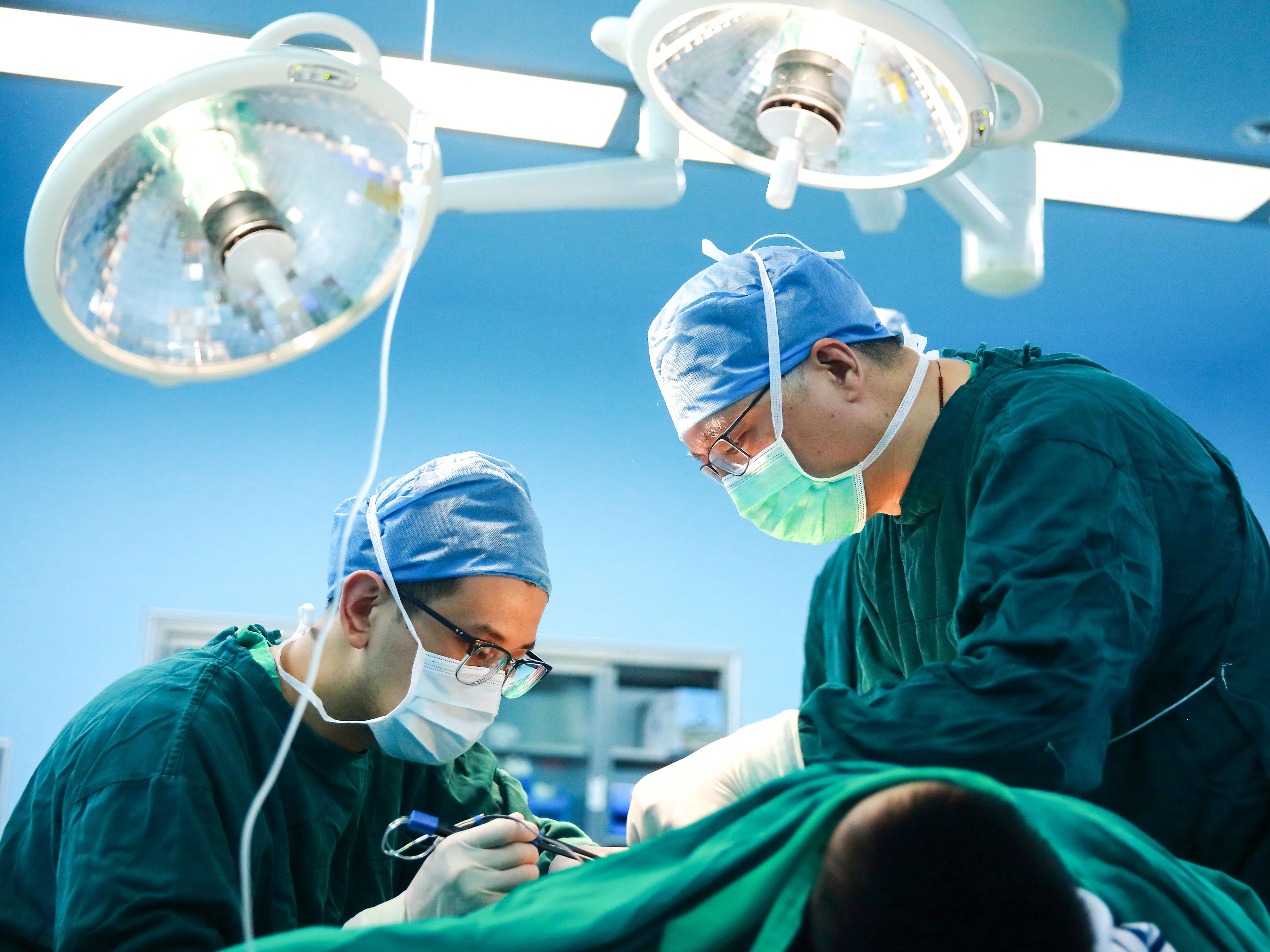 江南大學(xué)附屬醫(yī)院燒創(chuàng)傷診療中心主任呂國(guó)忠工作現(xiàn)場(chǎng)。受訪者供圖