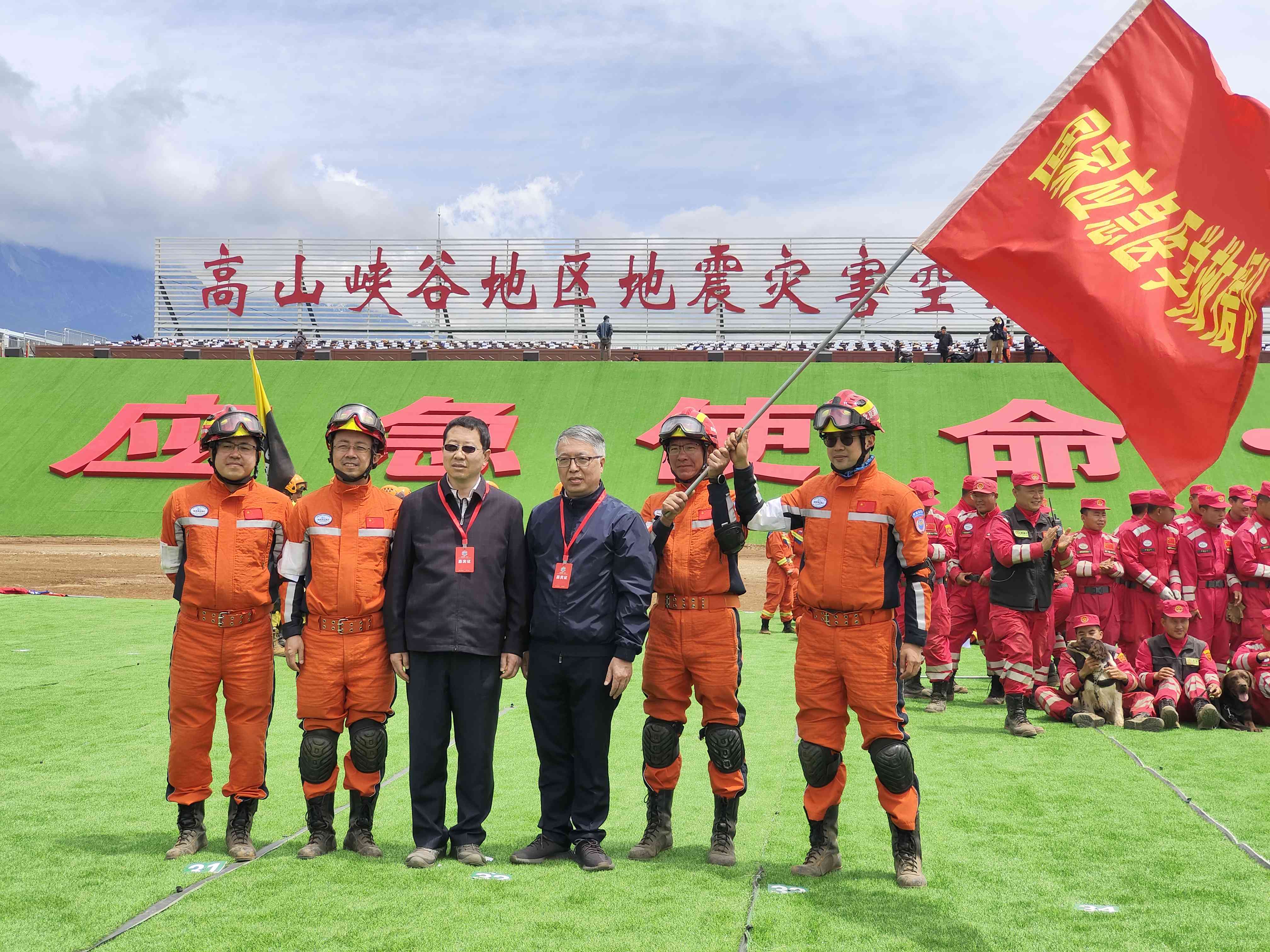 呂國(guó)忠以總領(lǐng)隊(duì)身份，帶領(lǐng)國(guó)家應(yīng)急醫(yī)學(xué)救援隊(duì)演練。受訪者供圖