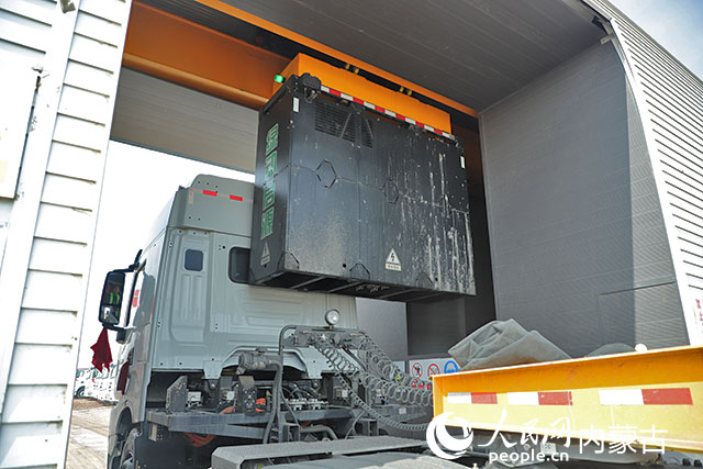 萬利新能源數(shù)字陸港里，正在充換電站進(jìn)行換電的重卡。人民網(wǎng)記者 趙夢(mèng)月攝