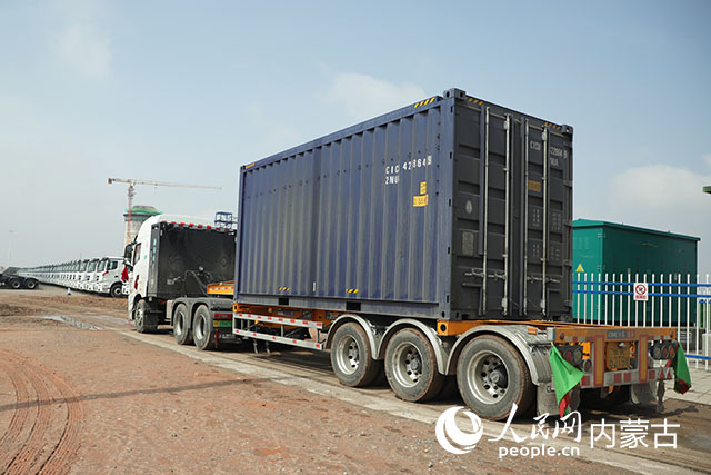 新能源重卡采用集裝箱運(yùn)輸。人民網(wǎng)記者 趙夢(mèng)月攝