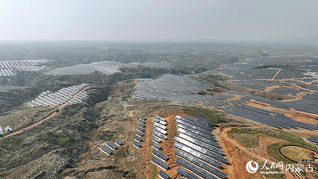伊金霍洛旗天驕綠能50萬千瓦采煤沉陷區(qū)生態(tài)治理光伏發(fā)電示范項(xiàng)目。人民網(wǎng) 孟佳澍攝