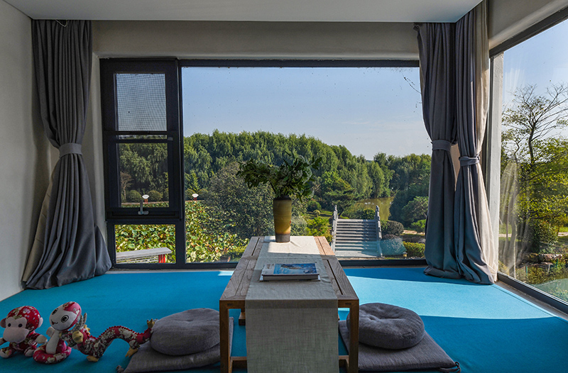 位于四頂山腳下的四頂山居，推窗見景，望山親水。吳芳攝