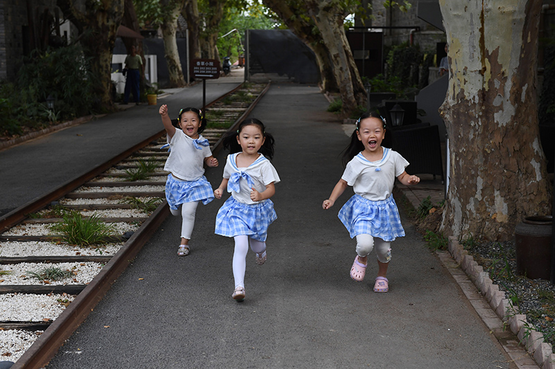 由礦場(chǎng)家屬區(qū)改造而來(lái)的“鮮花小院”民宿，深受孩子們的喜愛。吳芳攝