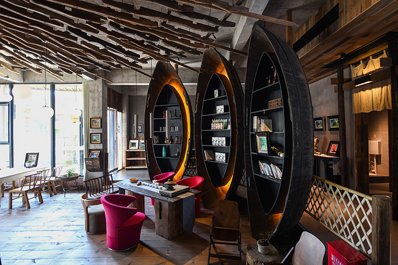 漁船、船槳……花田·僑鄉(xiāng)里的裝飾材料，多是從當(dāng)?shù)靥詠?lái)的舊物。 吳芳攝