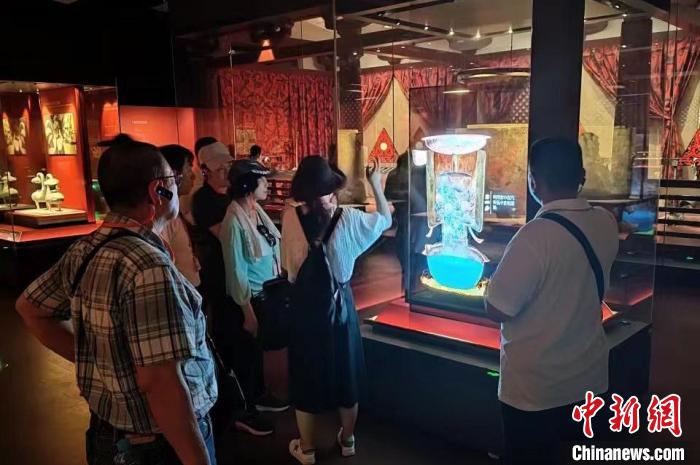 圖為臺灣新北市永和區(qū)里長聯(lián)誼會江西參訪團一行在南昌漢代?；韬顕z址博物館內參觀展出的珍貴文物?！●樞↓?攝