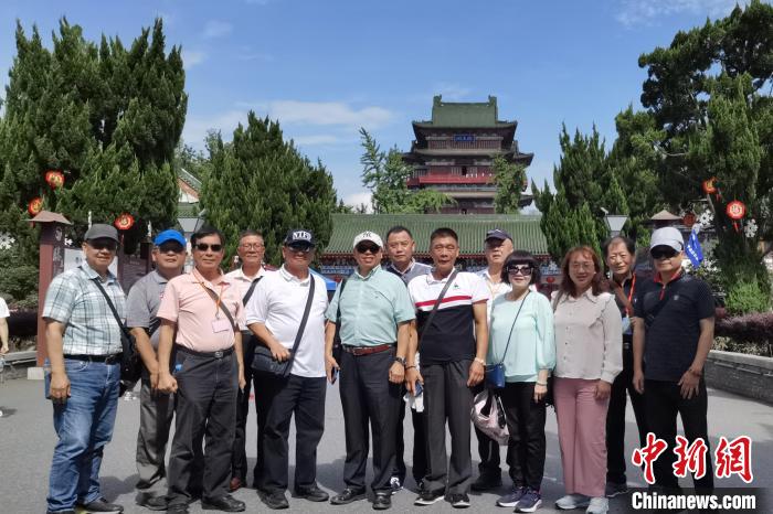 圖為臺灣新北市永和區(qū)里長聯(lián)誼會江西參訪團一行在南昌滕王閣前合影?！×鴷缘?攝