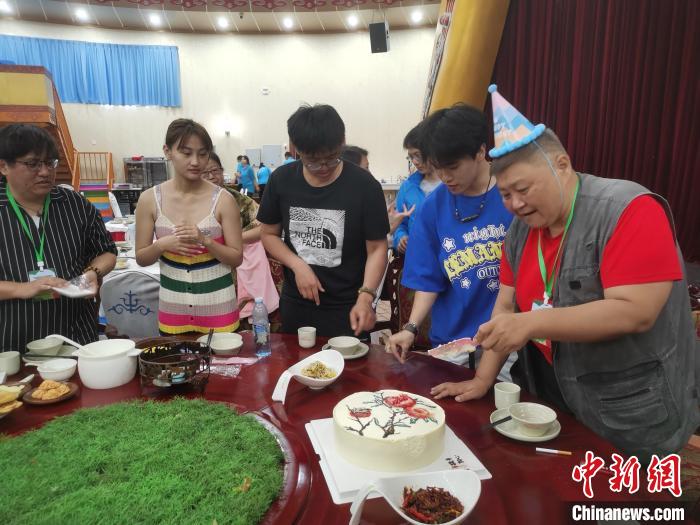圖為內(nèi)蒙古臺辦為臺胞過生日?！±類燮?攝