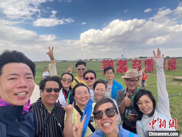 圖為臺胞在鄂爾多斯草原合影?！∪~冠賢 攝