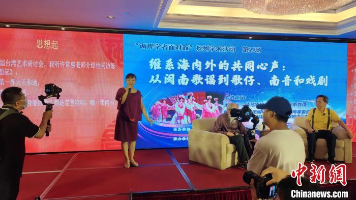 歌仔說唱非遺傳承人張?jiān)缕寂楷F(xiàn)場演唱。　楊伏山 攝