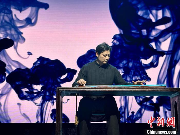 臺灣老師林法演奏《廣陵散》?！堺惥?攝