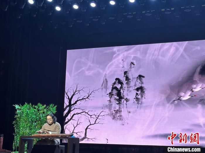 閩派古琴名家陳志強演奏一曲《流水》?！堺惥?攝