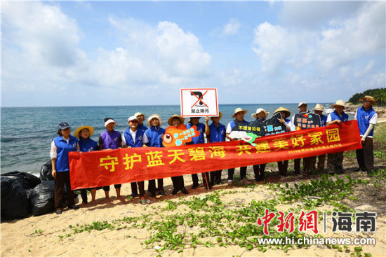 環(huán)保志愿者呼吁停止隨地扔垃圾、破壞環(huán)境等不文明行為。