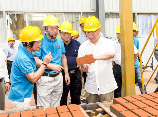2019年6月21日下午，省長沈曉明在三亞建筑廢棄物綜合利用廠，查看用建筑廢棄物綜合處理后制成的再生水泥磚。海南日報記者 宋國強 攝