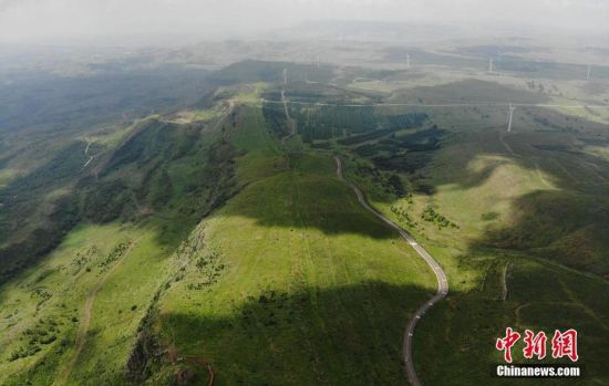 6月28日，夏日鏡頭下的河北張家口張北“草原天路”蜿蜒曲折。 中新社記者 楊艷敏 攝