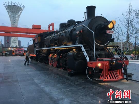 公園內(nèi)保留布置了蒸汽時代火車頭?！「呒t超 攝