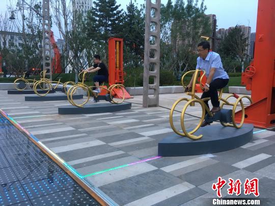 市民使用公園內(nèi)的健身設(shè)施?！「呒t超 攝