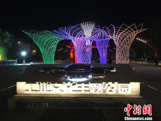 夜晚，奧運“五色樹”的燈光。　高紅超 攝