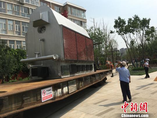 公園內(nèi)陳列著臥式蒸汽鍋爐等工業(yè)產(chǎn)品?！「呒t超 攝