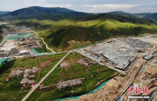 6月28日，航拍鏡頭下的河北張家口冬奧會太子城冰雪小鎮(zhèn)項目。太子城冰雪小鎮(zhèn)項目位于2022年冬奧會張家口賽區(qū)核心區(qū)，連接張家口賽區(qū)云頂和古楊樹兩個競賽場館群，建成后將承擔(dān)賽時核心區(qū)配套保障功能，提供冬奧頒獎、貴賓接待、交通換乘、休閑娛樂等服務(wù)，賽后將成為一座國際化四季度假小鎮(zhèn)。 中新社記者 楊艷敏 攝