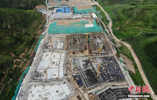 6月28日，航拍鏡頭下的河北張家口冬奧會太子城冰雪小鎮(zhèn)項目。太子城冰雪小鎮(zhèn)項目位于2022年冬奧會張家口賽區(qū)核心區(qū)，連接張家口賽區(qū)云頂和古楊樹兩個競賽場館群，建成后將承擔(dān)賽時核心區(qū)配套保障功能，提供冬奧頒獎、貴賓接待、交通換乘、休閑娛樂等服務(wù)，賽后將成為一座國際化四季度假小鎮(zhèn)。 中新社記者 楊艷敏 攝