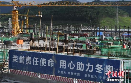 6月28日，河北張家口冬奧會太子城冰雪小鎮(zhèn)項目現(xiàn)場。太子城冰雪小鎮(zhèn)項目位于2022年冬奧會張家口賽區(qū)核心區(qū)，連接張家口賽區(qū)云頂和古楊樹兩個競賽場館群，建成后將承擔(dān)賽時核心區(qū)配套保障功能，提供冬奧頒獎、貴賓接待、交通換乘、休閑娛樂等服務(wù)，賽后將成為一座國際化四季度假小鎮(zhèn)。 中新社記者 楊艷敏 攝