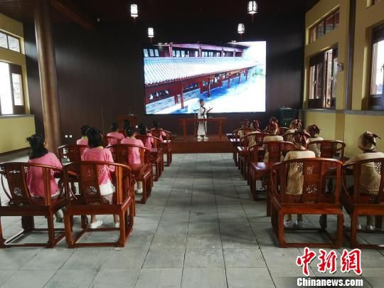 學(xué)生們?cè)诖笤瓡赫b讀國學(xué)經(jīng)典?！⊥貔i 攝